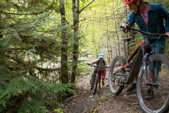 A couple is climbing on the hill with riding e-bike: How fast can an electric bike battery go?